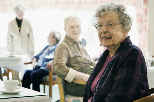 seniorzy w domu opieki